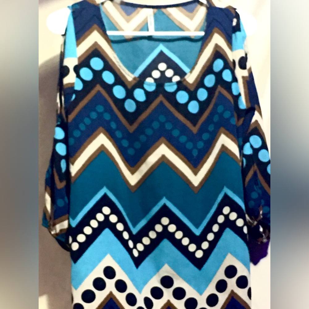 BEAUTIFUL COLD SHOULDER DRESS - Picture 2 of 4
